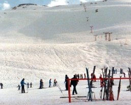 1978-2 Panticosa Ski resort, SPanish Pyrenees (01) Panticosa Ski resort in the Pyrenees. Nothing remotely close to grooming in the 70's