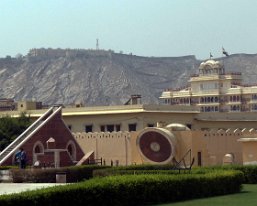 P1000276 2018 - City Palace and Nahargarh Fort viwed from Jantar Mantar