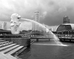 P1080326BW 2016 - The Merlion statue and fountain